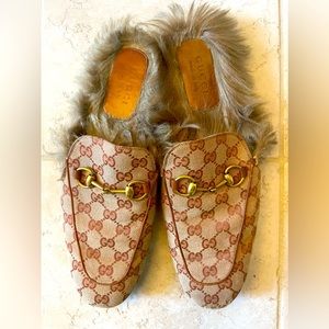 Men’s size 11 Gucci slippers.